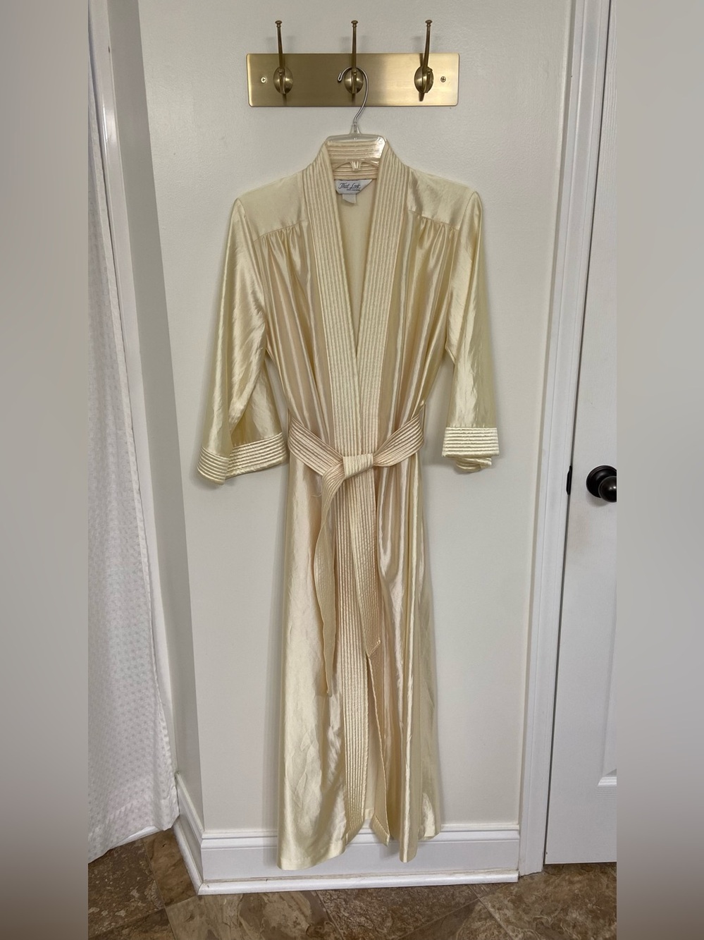 Vintage That Look California Ivory Satin Robe Long Dressing Gown Belted Glamorou